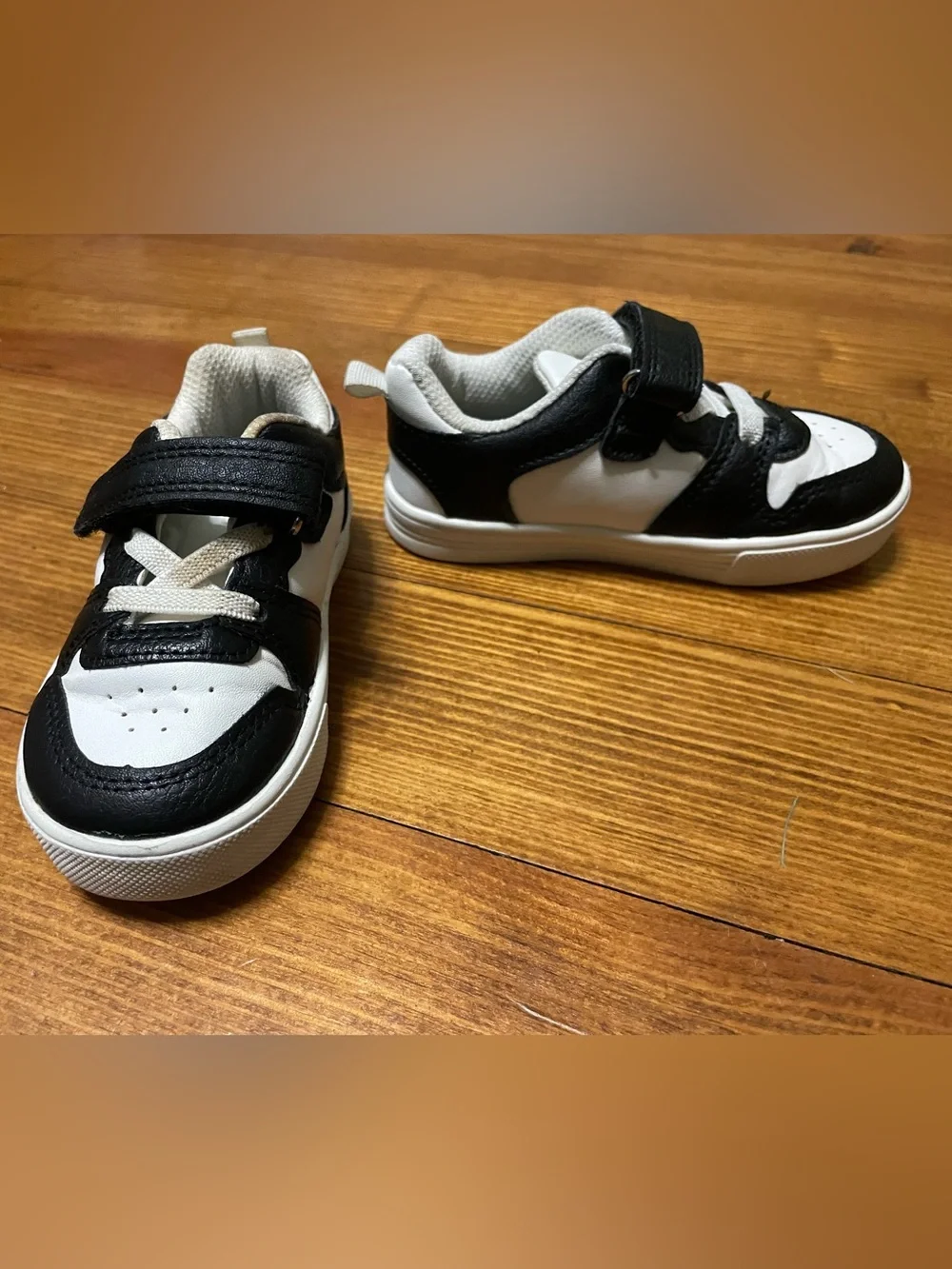 OshKosh B'gosh Black and White Kids Sneakers with Hook-and-Loop Strap Size 6